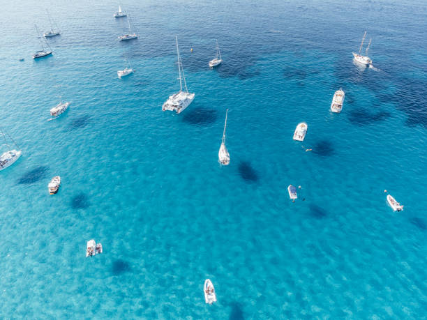 muchos barcos amarrados en cala rossa, una playa de la isla de favignana - berth fotografías e imágenes de stock