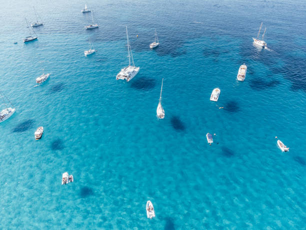muitos barcos atracados em cala rossa, uma praia da ilha favignana - sailboat moored blue nautical vessel - fotografias e filmes do acervo