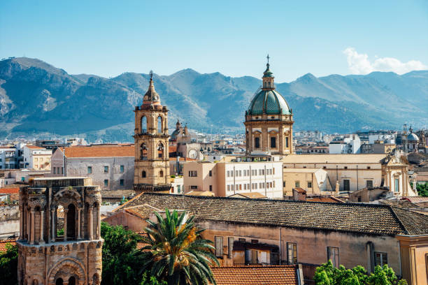 vue sur les toits de palerme par une journée ensoleillée - sicily photos et images de collection