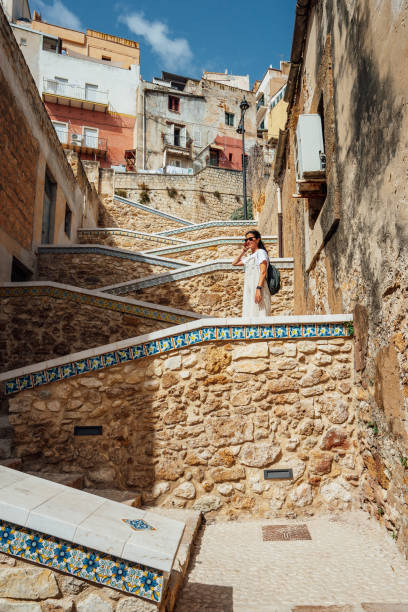 une femme se tient sur un escalier en zigzag à sciacca, en sicile, en italie - agrigento sicily italy tourism photos et images de collection