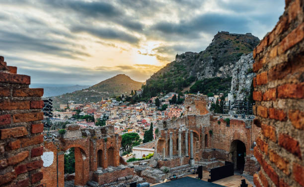 โรงละครโบราณทาโอร์มินายามอาทิตย์อัสดง - taormina ภาพสต็อก ภาพถ่ายและรูปภาพปลอดค่าลิขสิทธิ์