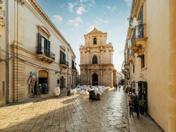 scicli square at sunset, sicily, italy - scicli imagens e fotografias de stock