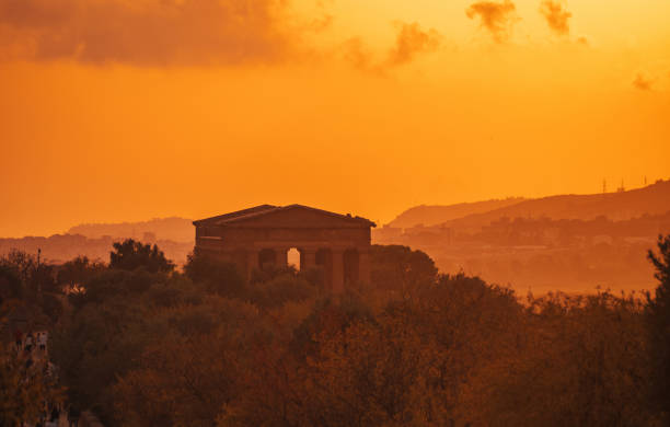 temple de concordia à agrigente, vallée des temples, sicile - agrigento sicily italy tourism photos et images de collection