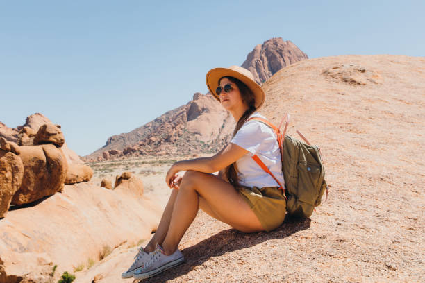 viaggiatrice che contempla la vista panoramica di spitzkoppe dall'alto - erongo foto e immagini stock