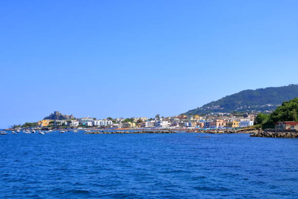 городской пейзаж порта искья, гавань с лодками - ischia island campania nautical vessel harbor стоковые фото и изображения