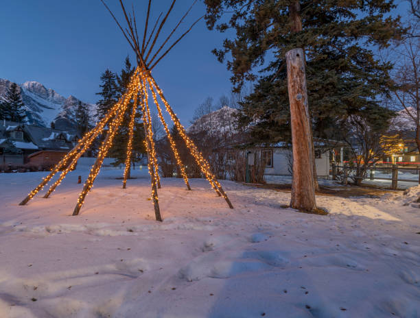 tipi di natale a canmore - north american tribal culture teepee winter canada foto e immagini stock
