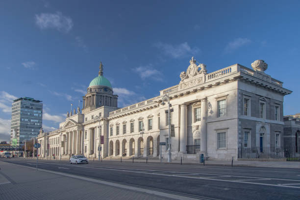 docklands, custom house, docklands em pandemium covid-19, dublin, irlanda - dublin ireland custom house famous place republic of ireland - fotografias e filmes do acervo