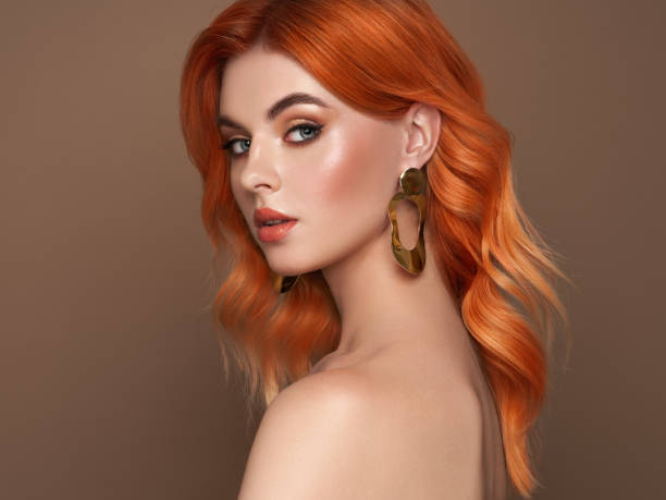 mulher do modelo de forma da beleza com cabelo tingido colorido - cabelo pintado de vermelho - fotografias e filmes do acervo