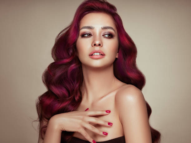 mulher do modelo de forma da beleza com cabelo tingido colorido - cabelo pintado de vermelho - fotografias e filmes do acervo