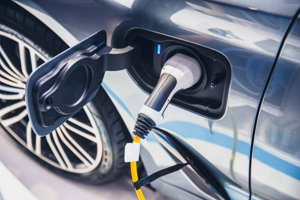 ładowanie samochodu elektrycznego ev pojazdu elektrycznego czystą energią do jazdy w przyszłości - fuel efficiency zdjęcia i obrazy z banku zdjęć