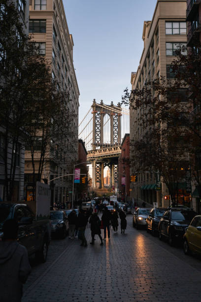 뉴욕, 미국 - 2019년 12월 01일 맨해튼 브리지와 덤보 브루클린 수셋 순간, 덤보 인근맨해튼 브리지 전망 - new york city agency 뉴스 사진 이미지