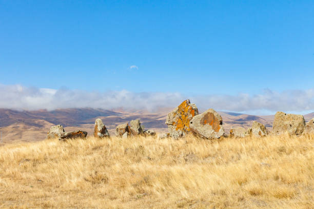 조라트-카러 또는 카라훈지의 서있는 돌. 고대 거대 석개 단지, 아르메니아의 수니크 지역. - european culture megalith observatory rock 뉴스 사진 이미지