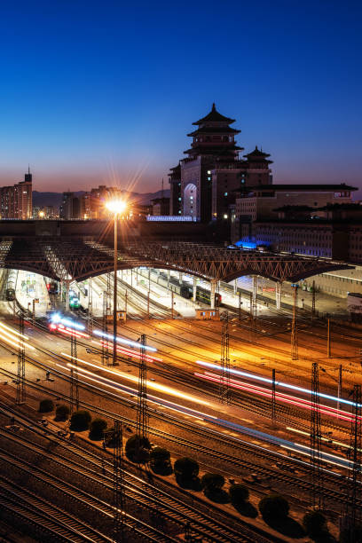 中国北京駅ハブ - locomotive train night vertical ストックフォトと画像