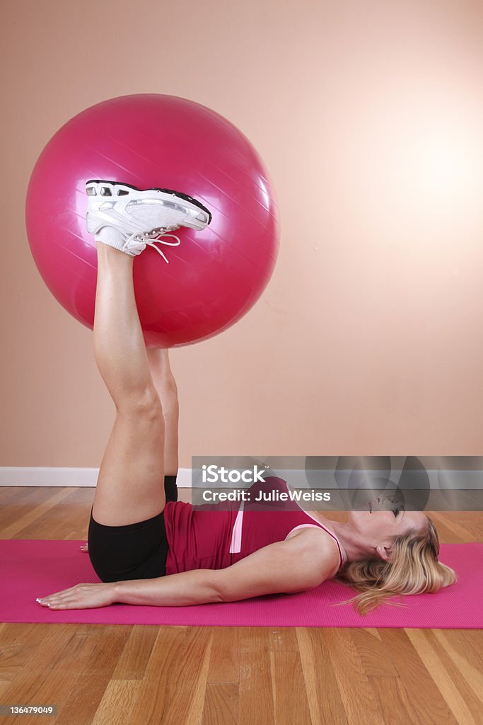 Blonde mit einer Pilates-Ball - Lizenzfrei Blondes Haar Stock-Foto