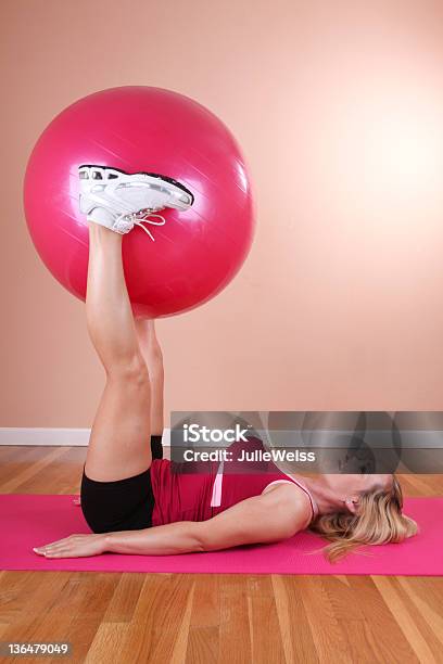 Blonde Mit Einer Pilatesball Stockfoto und mehr Bilder von Blondes Haar - Blondes Haar, Fitnesstraining, Fotografie