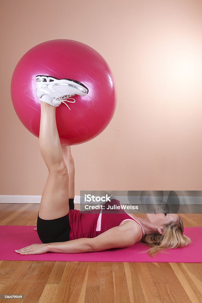 Biondo con una palla Pilates - Foto stock royalty-free di Ambientazione interna