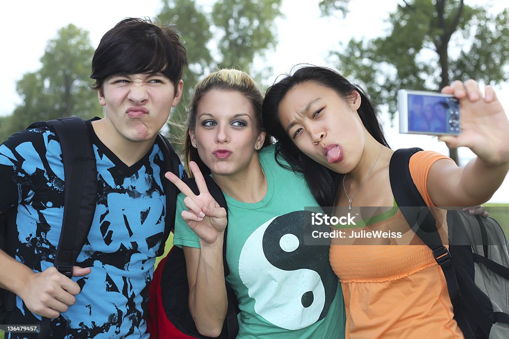Adolescenti/studenti prendendo una foto - Foto stock royalty-free di Adolescente