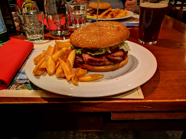 istock birra hamburger fast food 1364796799