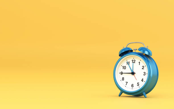 노란색 배경 스톡 사진에 3d 렌더링 블루 알람 시계 - 알람시계 뉴스 사진 이미지