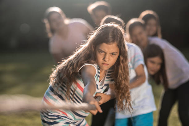 contínuo um grupo de desenho de linha de crianças brincando de cabo de  guerra. crianças brincando de cabo de guerra no parque. meninas e meninos  puxam corda, jogos infantis ao ar livre.