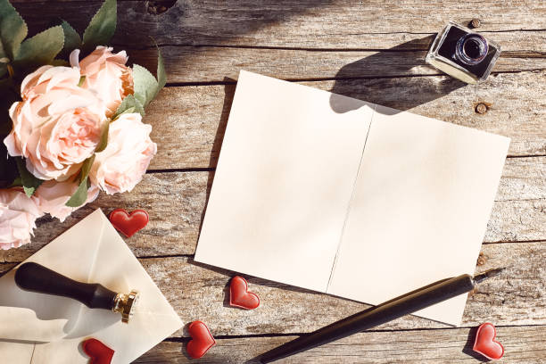 tema del día de san valentín. vista superior de carta de amor, tinta y pluma estilográfica, rosas y sobre sobre mesa de madera vintage. espacio para texto. - writing pen letter fountain pen fotografías e imágenes de stock