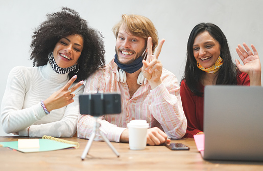 Millennials creativos teniendo una videoconferencia con otros colegas y hablando sobre la nueva situación epidémica del mundo - Concepto de nuevo trabajo, trabajo digital y freelance photo