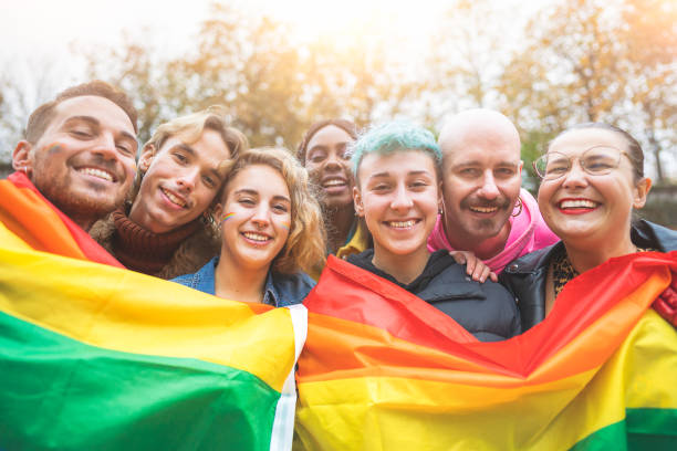 multirassische freunde, die für die menschenrechte marschieren. konzept der integration und gleichbehandlung. - homosexual gay man parade flag stock-fotos und bilder