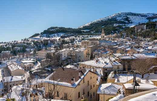 El hermoso pueblo de Pescocostanzo cubierto de nieve durante el invierno. Abruzos, Italia central. photo