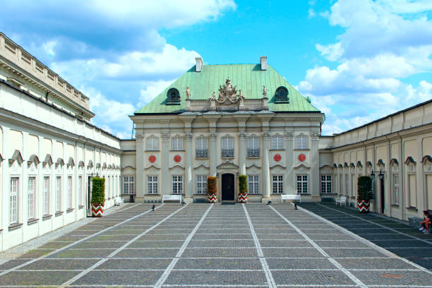 kupferdach-palast. schöne architektur mit weißen säulen in warschau - 16193 stock-fotos und bilder