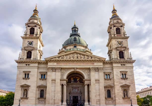 ハンガリー・ブダペスト中心部の聖シュテヴァニス大聖堂 - basilica building exterior built structure color image ストックフォトと画像