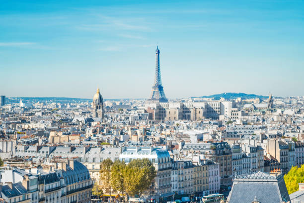 paysage urbain parisien avec la tour eilffel - paris photos et images de collection