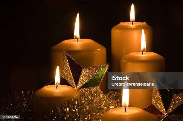 Velas Foto de stock y más banco de imágenes de Adorno de navidad - Adorno de navidad, Adviento, Amor - Sentimiento