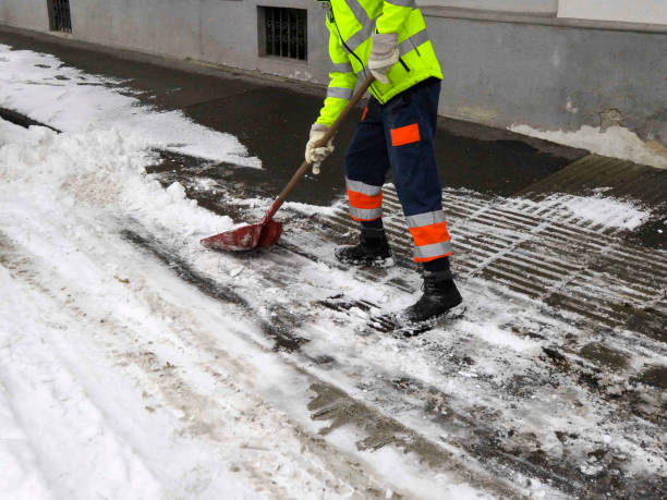 snow removal with snow shovel