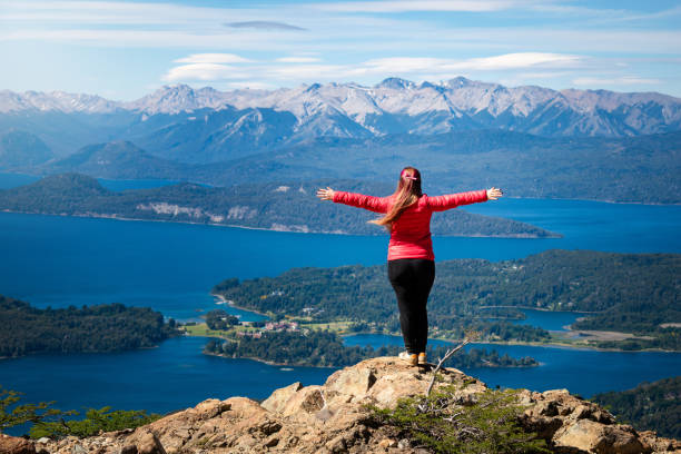 腕を伸ばした若い女性、山の上に - bariloche ス��トックフォトと画像