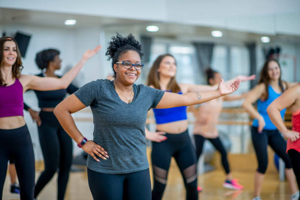 bailar para estar en forma - ejercicio físico fotografías e imágenes de stock