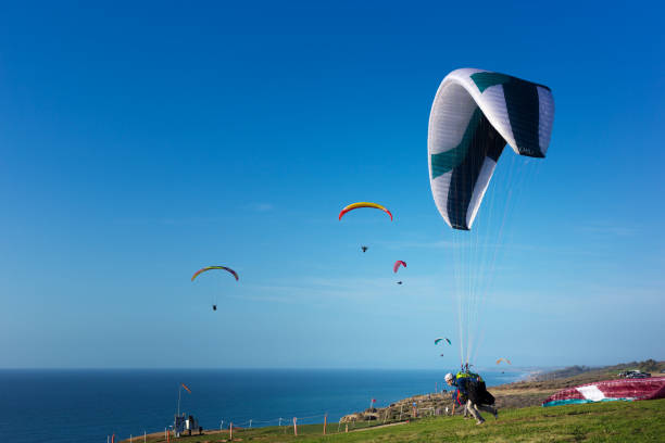 la jolla, ca: parapendio decollo al torrey pines gliderport - gliderport foto e immagini stock