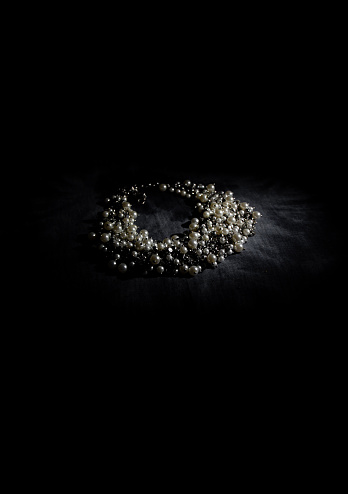 Imagen de moda elegante y malhumorada de un collar de perlas, imagen vertical, sin personas photo