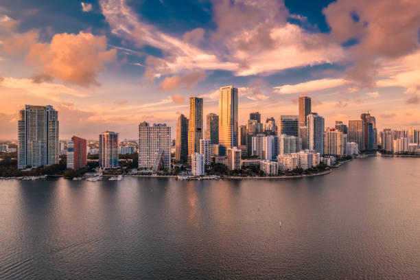 miami en twlight - paisaje urbano - apartment architecture contemporary beach fotografías e imágenes de stock