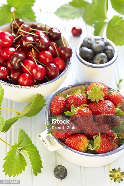 Foto de Frutas Vermelhas Frescas e mais fotos de stock de Alimentação Saudável - Alimentação Saudável, Baga - Fruta, Botânica - Assunto