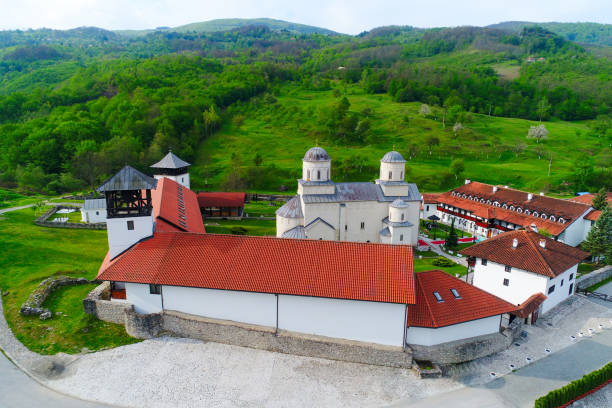 vista aérea do mosteiro ortodoxo mileseva. da sérvia." n - 2609 - fotografias e filmes do acervo