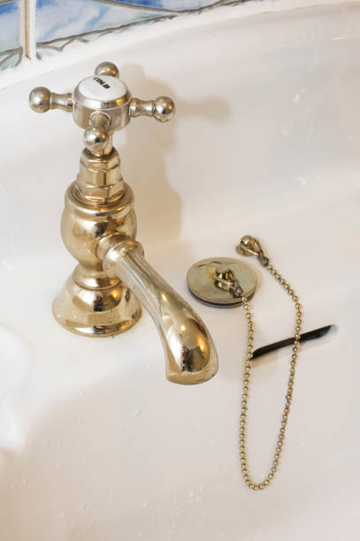 洗面台の専用バスルームに新しい高級ホテルヴィンテージ真鍮メッキピラータップ - gold plated スト�ックフォトと画像