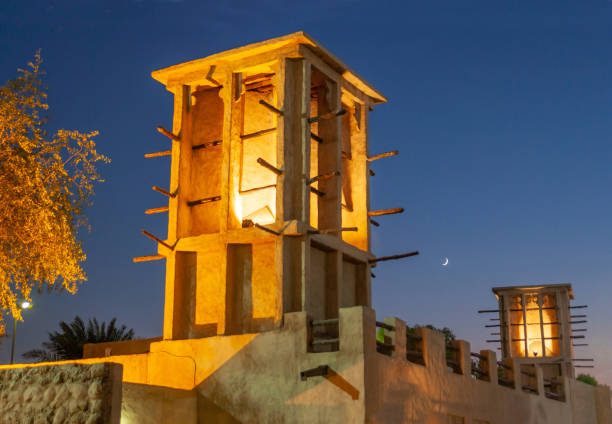 ドバイの伝統的な風の塔 - wind arabian peninsula tower night ストックフォトと画像