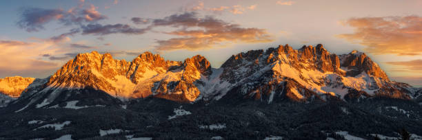 sonnenaufgang in idyllischer alpenlandschaft, wilder kaiser, österreich, tirol - kaisergebirge, xxxl panorama - alpenglühen stock-fotos und bilder