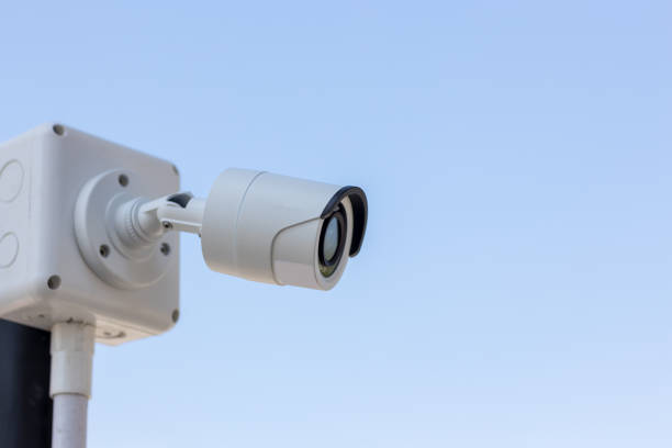家の屋外のセキュリティcctvカメラ監視システム。ぼやけた夜の街の風景の背景。壁に近代的なcctvカメラ。安全生命または資産のための機器システムサービス。 - 16017 ストックフォトと画像