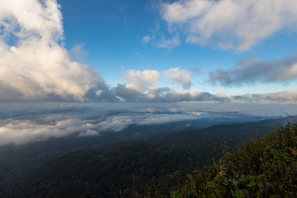 niebla blanca o vista aérea escénica de nubes. volando a través de las nubes y la niebla sobre las cimas de las montañas. - 16022 fotografías e imágenes de stock