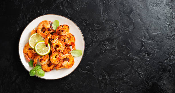 тигровые креветки на гриле со специями и лаймом - prepared shrimp prawn grilled lime стоковые фото и изображения