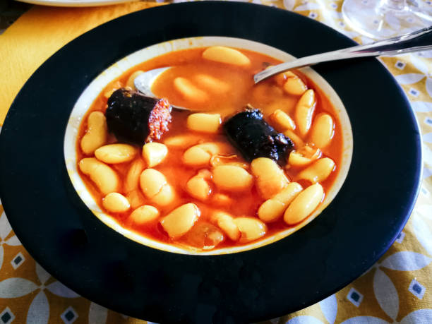 fabada asturiana of beans with black pudding and chorizo - asturiana imagens e fotografias de stock