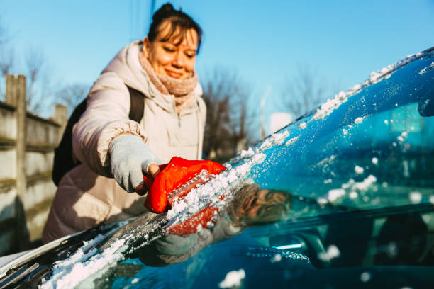 冬の朝に車から氷を削る女性 - frozen windshield cold car ストックフォトと画像