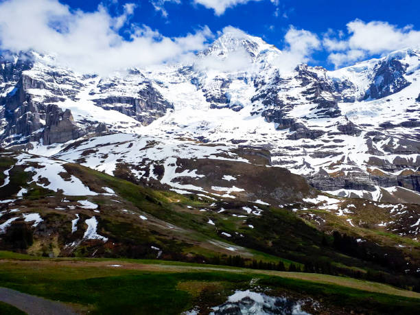 cara norte de eiger, alpes suizos, kleine scheidegg, montañas nevadas - north face eiger mountain fotografías e imágenes de stock