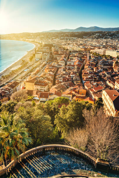 schönes stadtbild bei sonnenuntergang vom aussichtspunkt - cote d azur - côte d azur - côte d'azur - frankreich.. - city of nice france french riviera promenade des anglais stock-fotos und bilder